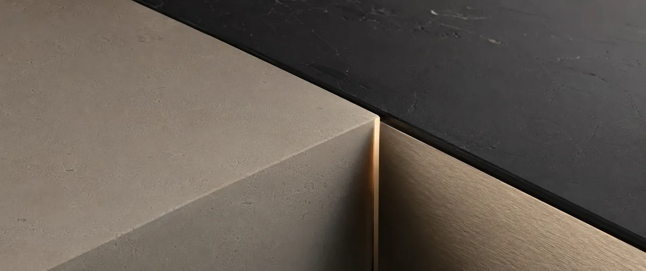 Ivory stone, black stone and champagne metal meeting